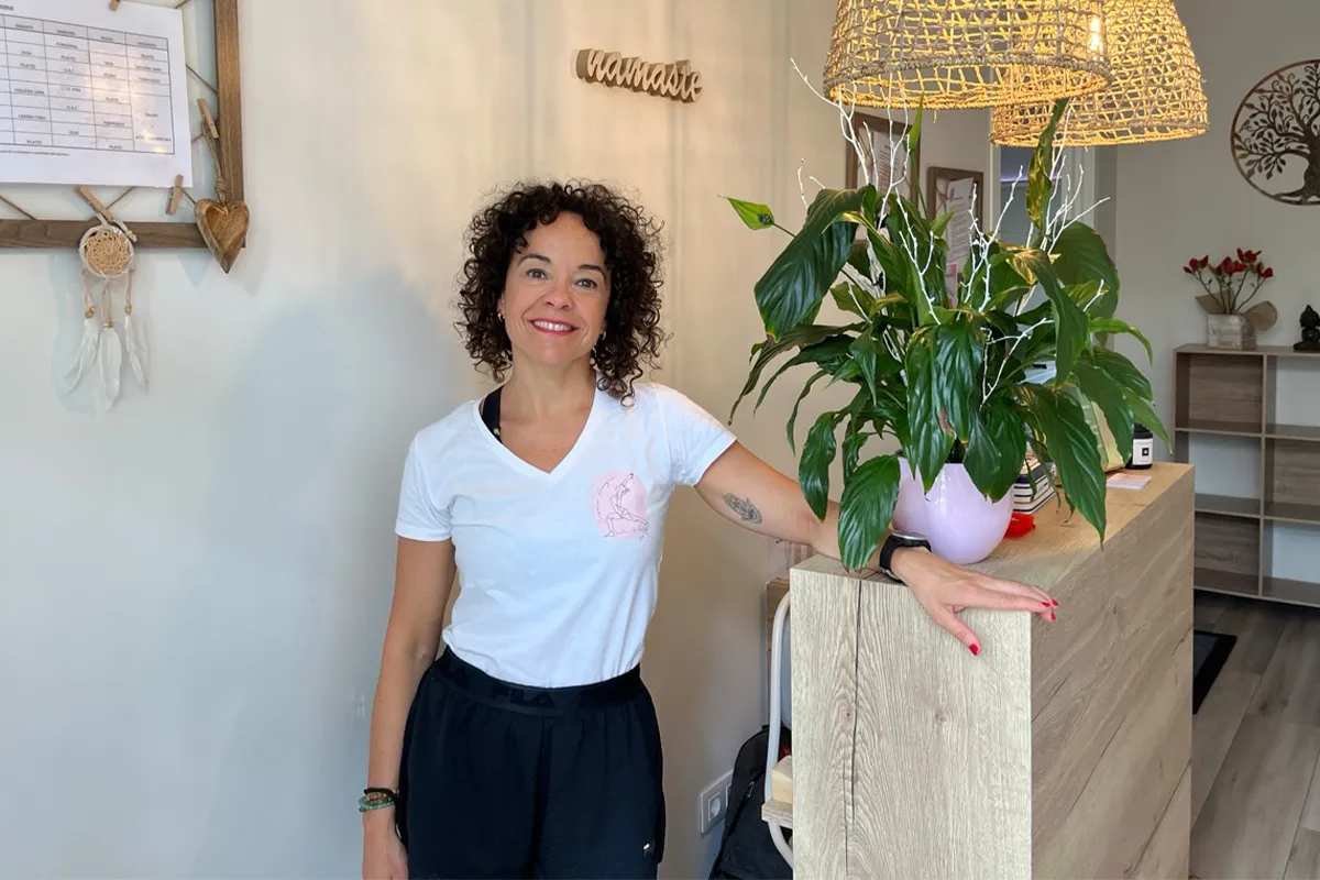 Susana Azogue al seu centre holístic de benestar a Sant Quirze del Vallès, al costat del taulell d’entrada