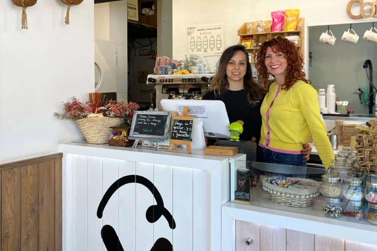 Personal d’El Cucurutxu atenent darrere el taulell d’una cafeteria acollidora a Sant Quirze del Vallès
