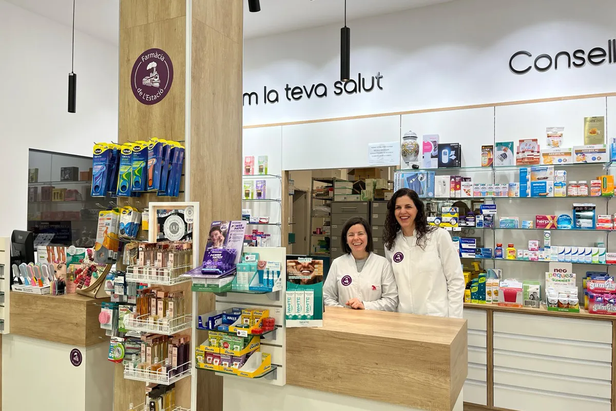 Personal de la Farmàcia de l’Estació atenent darrere del taulell a Sant Quirze del Vallès