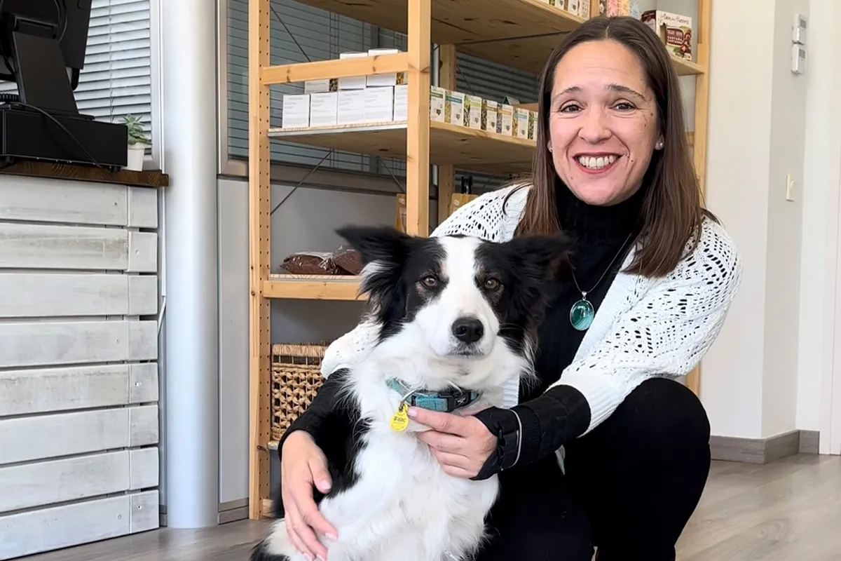 Responsable de Font de Salut amb un gos dins l’establiment d’alimentació natural a Sant Quirze del Vallès