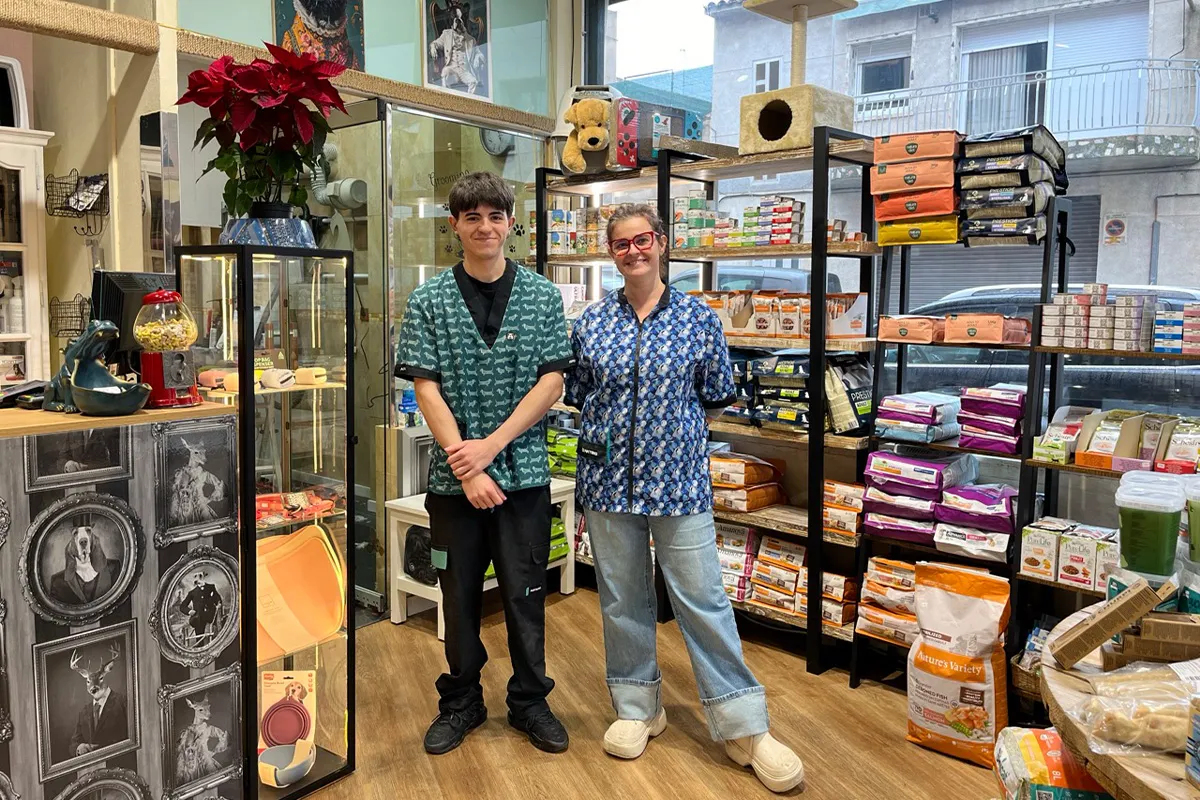 Equip de professionals de Gosmania, associat de Sant Quirze Comerç, botiga especialitzada en productes i alimentació per a mascotes.