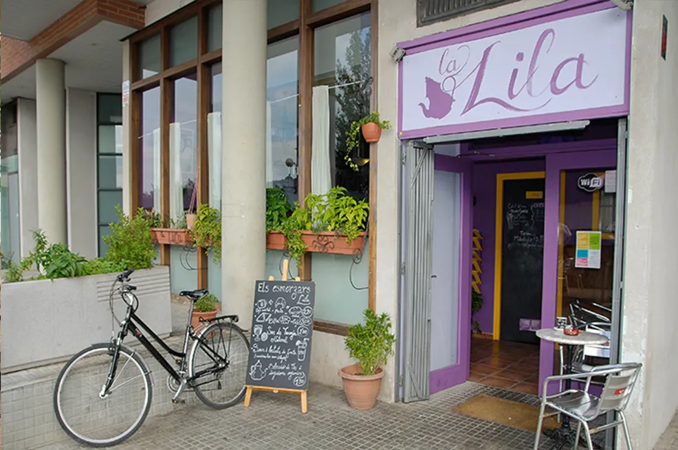 Entrada del bar La Lila a Sant Quirze del Vallès amb ambient acollidor