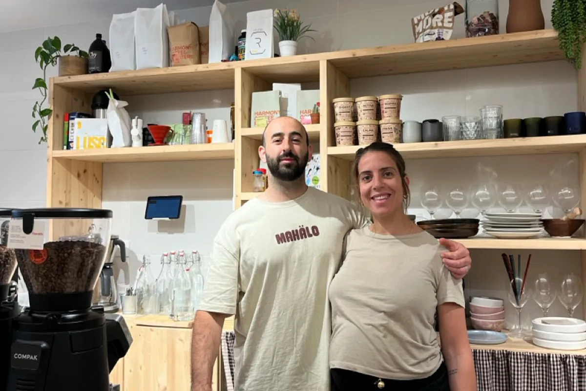 Personal de Mahalo Coffee & Greens atenent darrere del taulell a Sant Quirze del Vallès