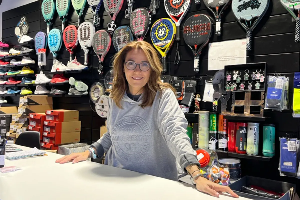 Sandra de Sandrini Sports, associat de Sant Quirze Comerç, botiga especialitzada en material de pàdel i equipament esportiu.