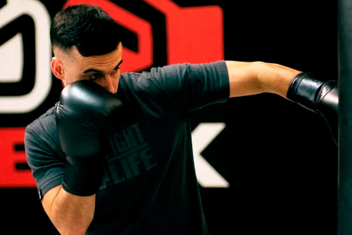 Entrenador d’Abox Sant Quirze practicant un cop de puny amb guants en una sessió d’entrenament