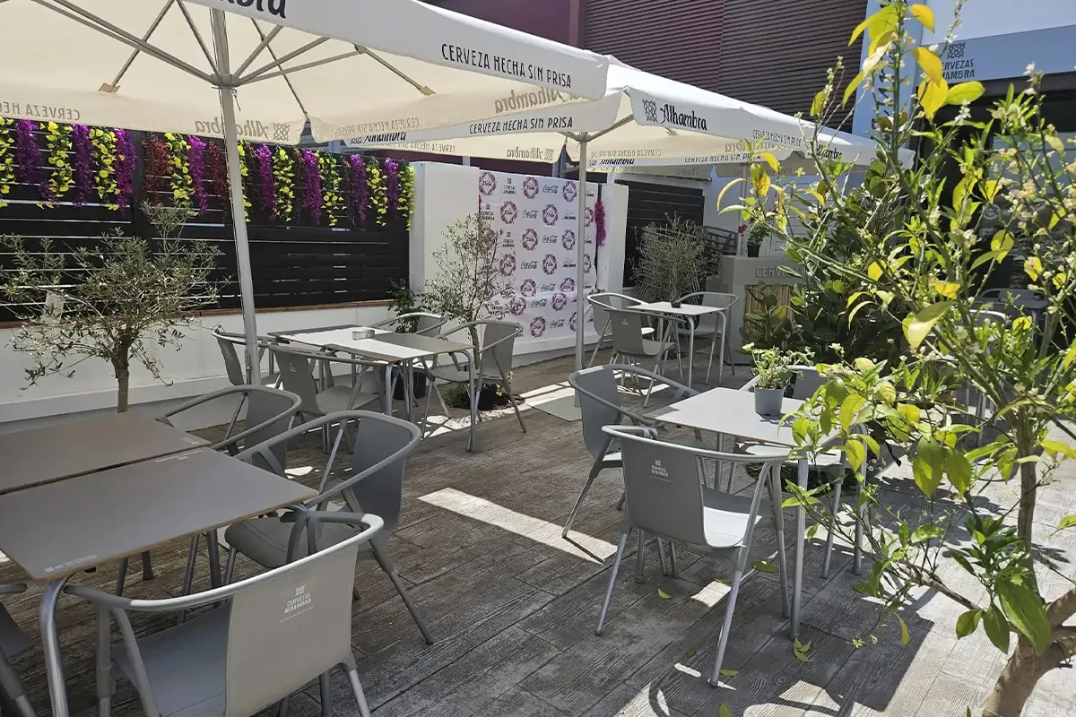 Terrassa del restaurant El Patio decorada amb plantes i para-sols, ambient acollidor a Sant Quirze del Vallès