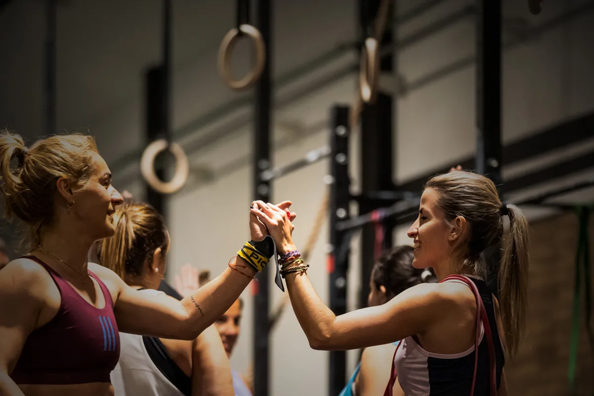 Dues dones celebrant després d’un entrenament a K-Crossfit SVQ