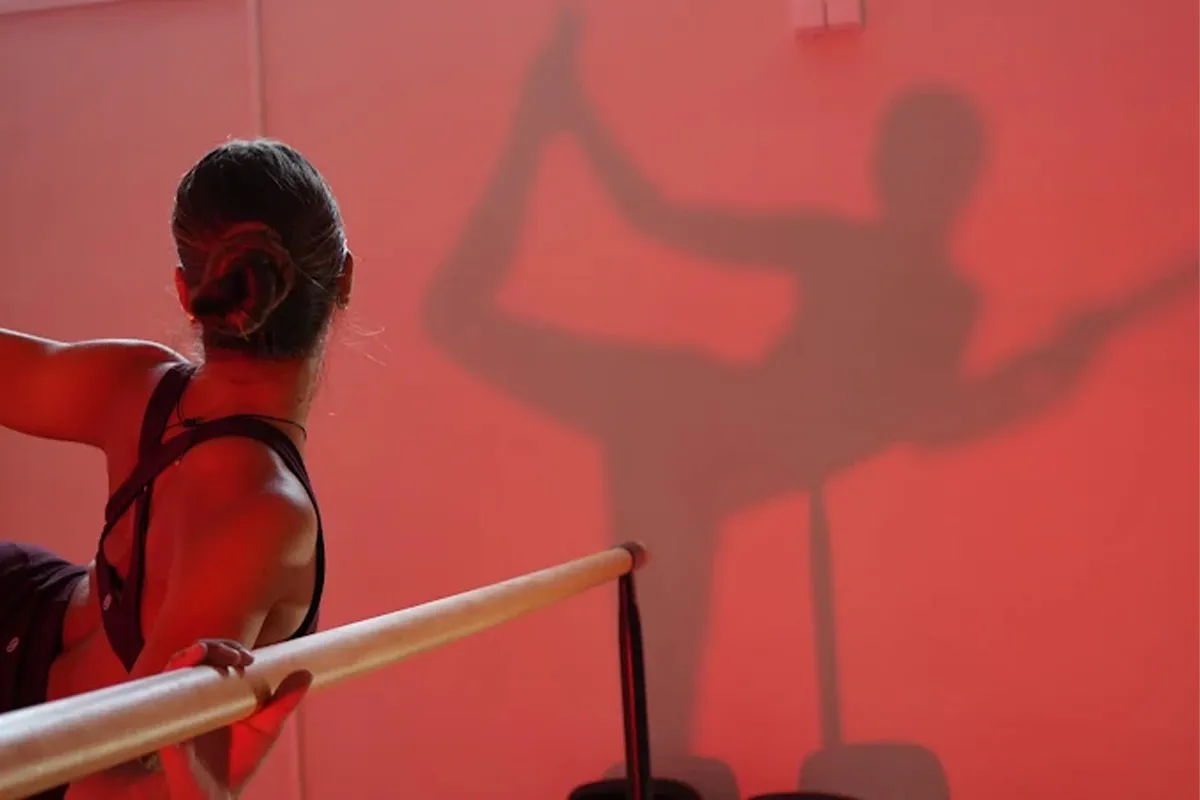 Dona practicant barra en una aula de SV STUDIO a Sant Quirze