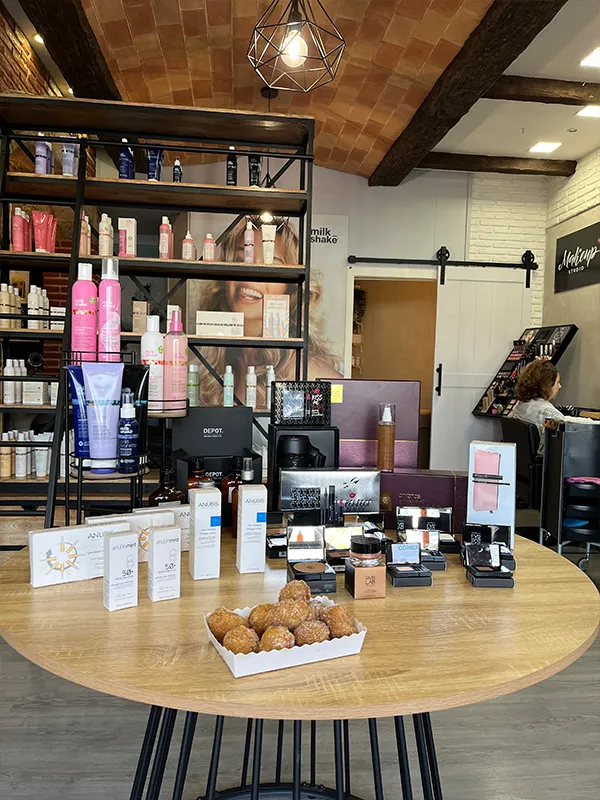 Productes de bellesa exposats en un centre d’estètica durant el Dia del Comerç a Sant Quirze