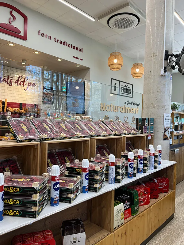 Expositor de productes en un forn tradicional durant el Dia del Comerç a Sant Quirze