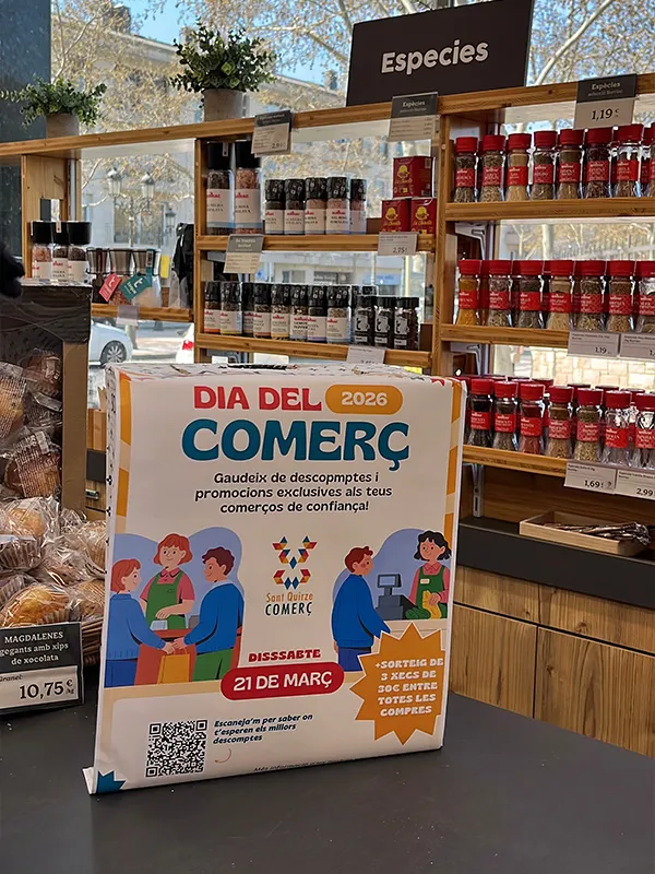 Cartell del Dia del Comerç 2026 en un establiment d’alimentació a Sant Quirze