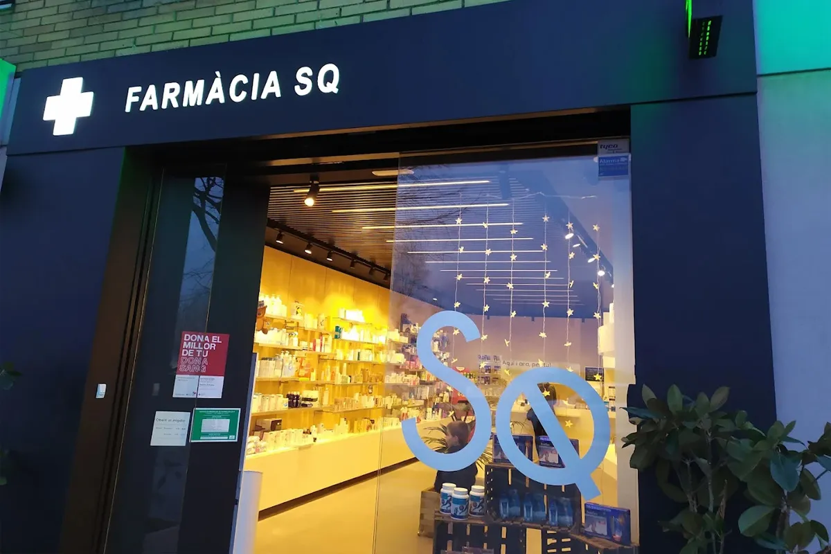 Farmàcia SQ a Sant Quirze del Vallès amb façana moderna i espai de salut
