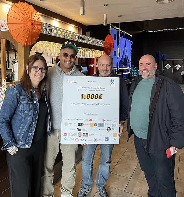 Entrega del xec solidari de 1.000 euros de Sant Quirze Comerç a l’associació No Me La Passen