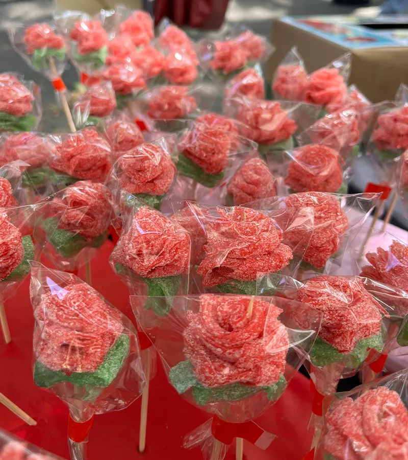 Rosas de Sant Jordi de golosina en el estand de Sant Quirze Comerç