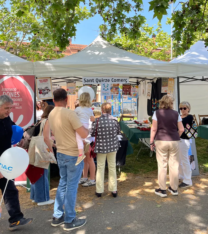 Estand de Sant Quirze Comerç al Mostrem 2026 con vecinos en el Parc de les Morisques