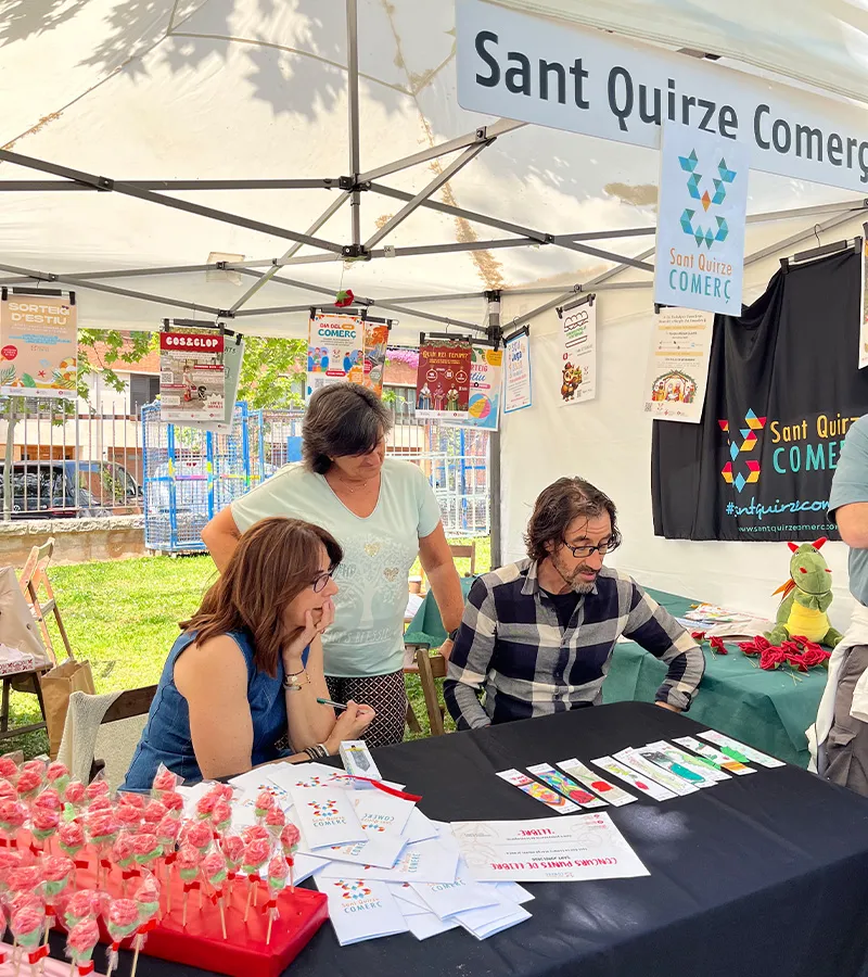 Equipo de Sant Quirze Comerç valorando el concurso de puntos de libro en el Mostrem 2026
