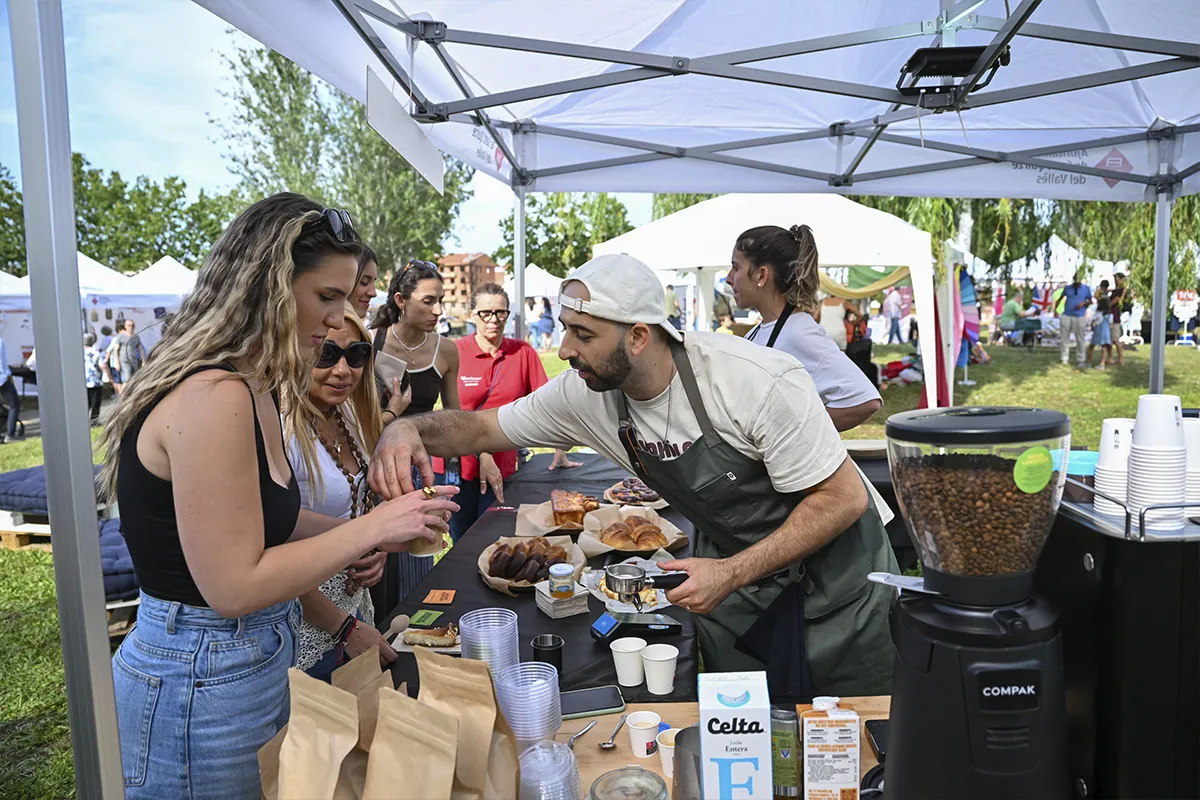 Degustació de cafè i productes locals durant el Market Tasta
