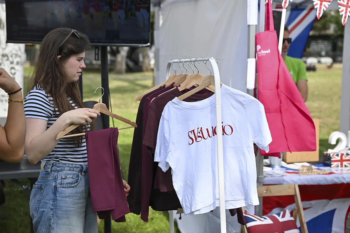 Visitants observant productes de comerç local al Market Tasta
